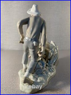 Lladro Porcelain Figurine Gardener In Trouble by Salvador Furió. #4852