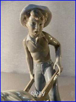 Lladro Porcelain Figurine Gardener In Trouble by Salvador Furió. #4852