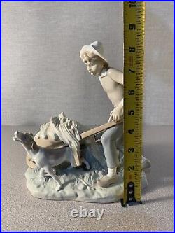 Lladro Porcelain Figurine Gardener In Trouble by Salvador Furió. #4852