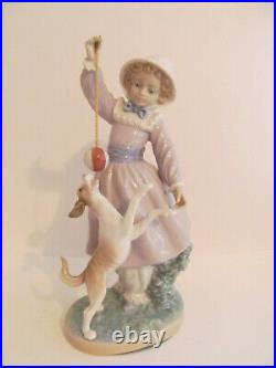 Lladro Porcelain Figurine Teasing the Dog No 5078