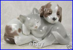 Lladro Porcelain Sculpture 6599 Bosom Buddies Dog Cat Kitten 3.75Hx7Wx4inD Spain