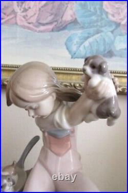 Lladro Spain Porcelain Figurine 7621 Pick of Litter Girl Dog