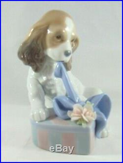 Lladro Spaniel Dog With Gift 8312 Can't Wait