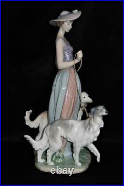 Lladro Spanish Porcelain Figurine 5802 ELEGANT PROMENADE Woman Walking Dogs