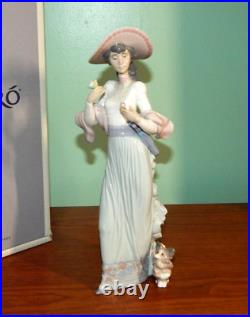 Lladro Sunday's Best Figurine 06246 Lady with Dog Excellent