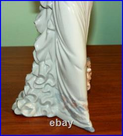 Lladro Sunday's Best Figurine 06246 Lady with Dog Excellent