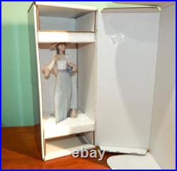 Lladro Sunday's Best Figurine 06246 Lady with Dog Excellent