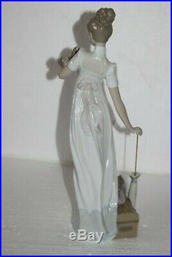 Lladro TRAVELING COMPANIONS 6753 Woman with Umbrella Suitcase Holding Dog SPAIN