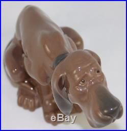 Lladro Timid Dog #5111 Figurine Bloodhound Sitting Perfect