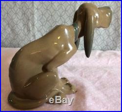 Lladro Timid Dog #5111 Figurine Siting Bloodhound Excellent Vntg Preowned Cond