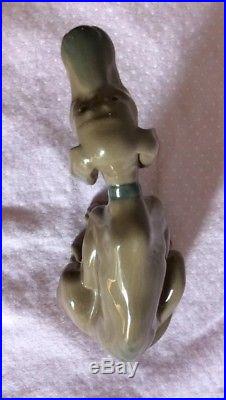 Lladro Timid Dog #5111 Figurine Siting Bloodhound Excellent Vntg Preowned Cond