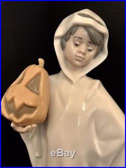 Lladro Trick or Treat Boy withDog (6227 Mint) Perfect for a Christmas Present