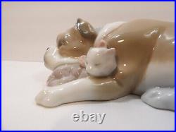 Lladro Unlikely Friends Figurine Dog & Cat Napping #6417 Retired 2005