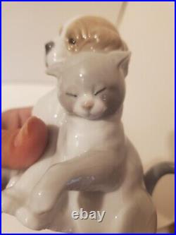 Lladro Utopia Against All Odds Figurine Kitten Puppy Cuddling 4.25