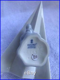 Lladro dog #6665 with box and certificate lets fly away