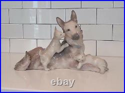 Lladro figurine German Shepherd With Puppies 06454