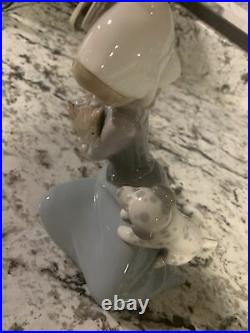 Lladro figurine Little Friskies # 5032 Girl with Cat and Dog