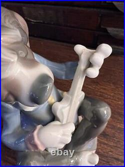 Lladro figurine collectibles dog seated playing guitar. #1153 Chip On Top Guitar