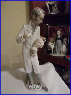 Lladro figurine-retired Veterinarian vaccinating dog #4825, no box