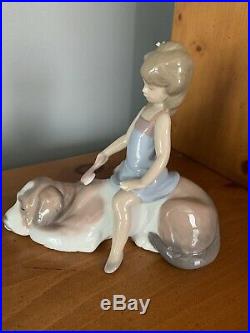 MIB. LLADRO 6229 Contented Companion Porcelain Figurine Girl Brushing Dog Rare