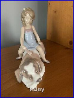 MIB. LLADRO 6229 Contented Companion Porcelain Figurine Girl Brushing Dog Rare