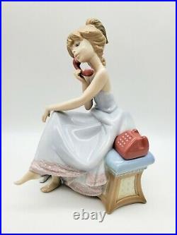 NICE VINTAGE ESTATE LLADRO 5466 CHIT CHAT GIRL ON PHONE WithDOG RETIRED FIGURINE