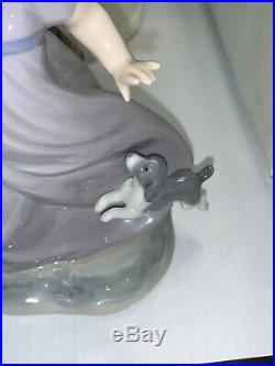 Nao/Lladro Retired Lamp/figurine Girl Chased by Dog In Mint Condition with Box