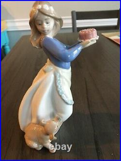 Nao Lladro Valencia Girl Holding Cake With Dog 1987 Spain