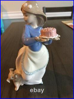 Nao Lladro Valencia Girl Holding Cake With Dog 1987 Spain