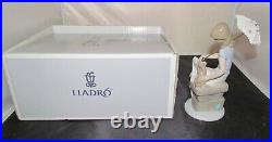 Picturesque Lladro #7612 Picture Perfect Woman & Dog-retired-excellent- New