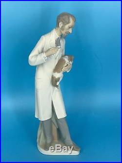Rare Matte Lladro Veterinarian Vaccinating Dog 13 Figurine C. 1972 #4825 Retired