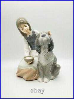 Retired Large Lladro #1334 Chow Time Girl Feeding Dog Porcelain Gloss Figurine