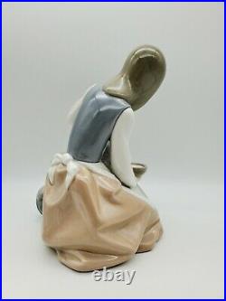 Retired Large Lladro #1334 Chow Time Girl Feeding Dog Porcelain Gloss Figurine