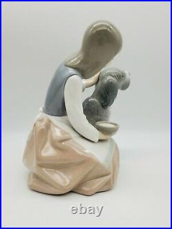 Retired Large Lladro #1334 Chow Time Girl Feeding Dog Porcelain Gloss Figurine