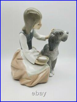 Retired Large Lladro #1334 Chow Time Girl Feeding Dog Porcelain Gloss Figurine