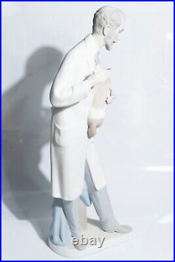 Retired Lladro 4825 Veterinarian Doctor Treating Puppy Dog Desired MATTE Finish