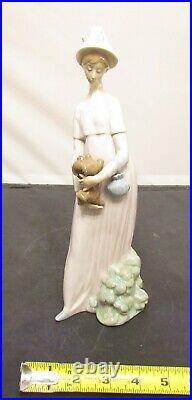Stunning Lladro #4994 Looking At Her Dog Holding A Pekingese-excellent/mint