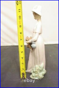 Stunning Lladro #4994 Looking At Her Dog Holding A Pekingese-excellent/mint