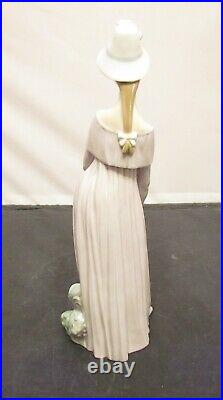 Stunning Lladro #4994 Looking At Her Dog Holding A Pekingese-excellent/mint