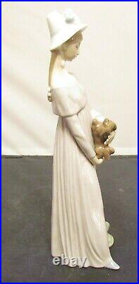 Stunning Lladro #4994 Looking At Her Dog Holding A Pekingese-excellent/mint