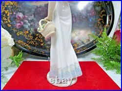 Stunning Vintage Lladro Garden Classic Porcelain Figurine 7617 Dog