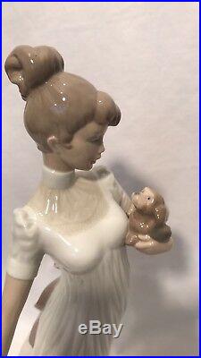 Traveling Companions Lladro 6753 / Lady with dog FREE SHIPPING