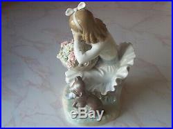 VINTAGE LLADRO FIGURINE GIRL WITH FLOWERS BASKET & DOG #1088 Issued 1970-1990