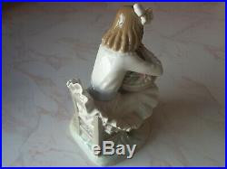 VINTAGE LLADRO FIGURINE GIRL WITH FLOWERS BASKET & DOG #1088 Issued 1970-1990