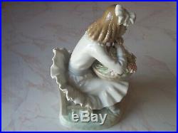 VINTAGE LLADRO FIGURINE GIRL WITH FLOWERS BASKET & DOG #1088 Issued 1970-1990