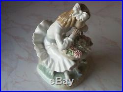 VINTAGE LLADRO FIGURINE GIRL WITH FLOWERS BASKET & DOG #1088 Issued 1970-1990