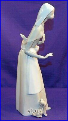 VINTAGE LLADRO SHEPHERDESS LADY With BREAD BASKET & DOG FIGURINE 11 TALL