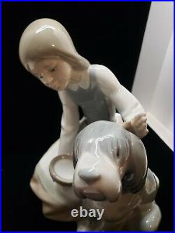 Vintage Lladro 1334 Chow Time girl feeding dog porcelain figure 7.5