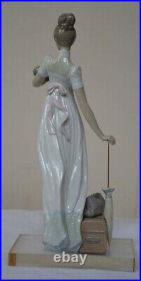 Vintage Lladro Traveling Companions Figurine 6753 Retired MINT Lady with Lap Dog