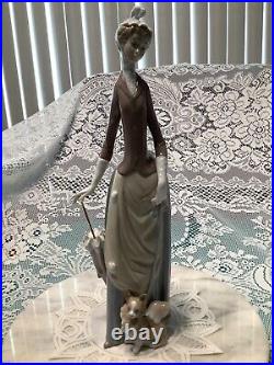 Vintage Lladro Woman With Dog # 4761 withbox Mint Fast Shipper